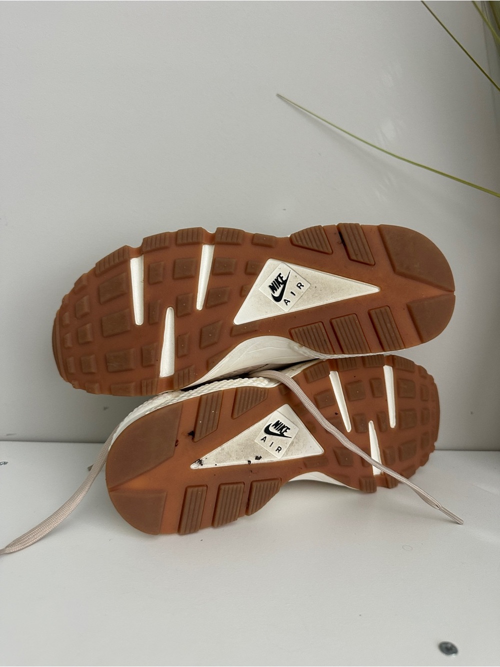 Nike Womens Light Beige Trainer Huarache Sneaker - Picture 4 of 5